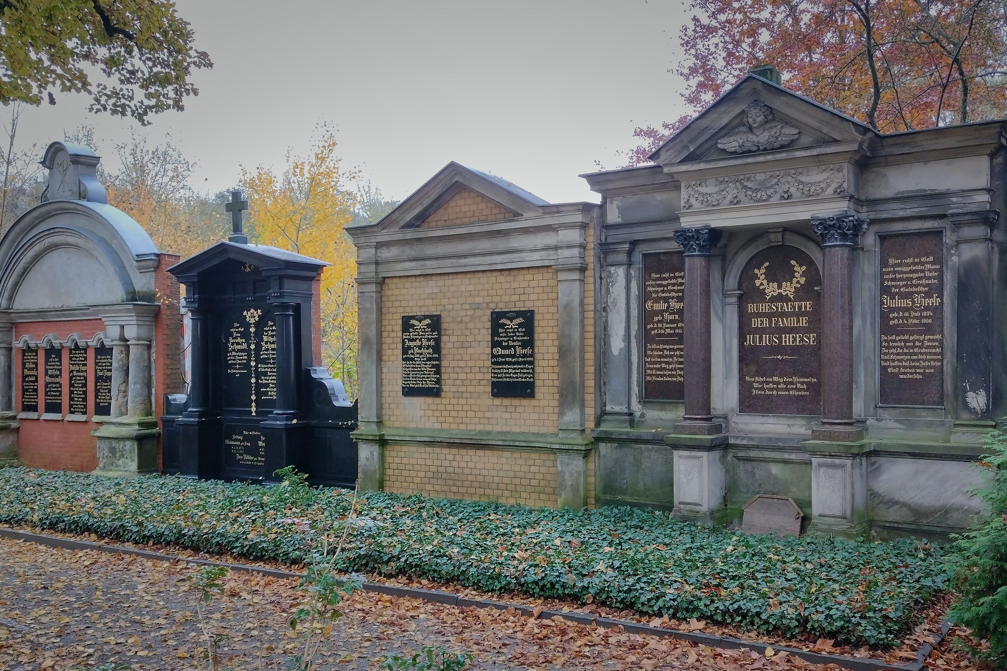 Historische Wandgrabstätten auf dem Friedhof Biesdorf
